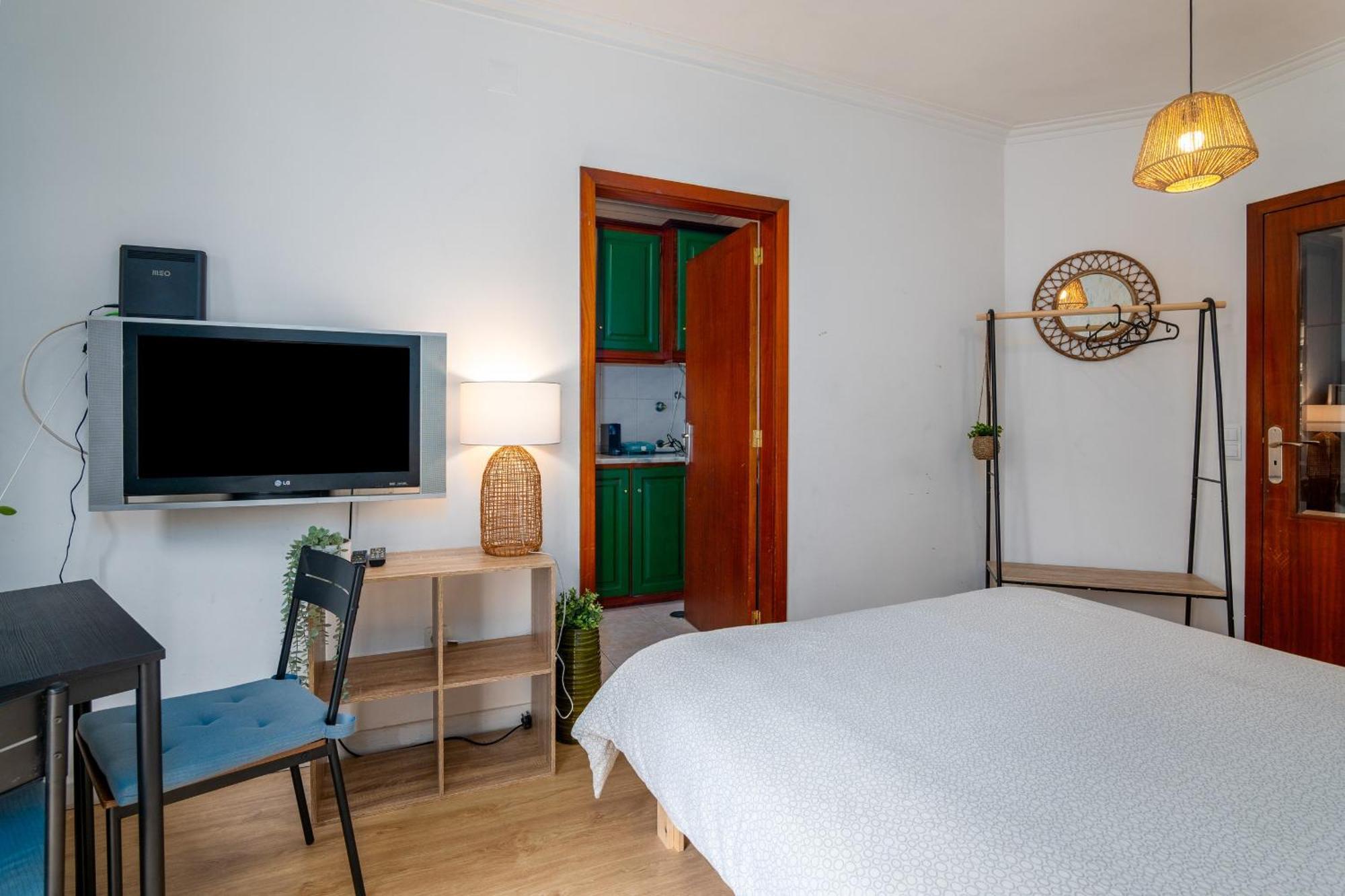 Renovated Feb25 Clerigos Cozy Balcony With Self Check In Apartment